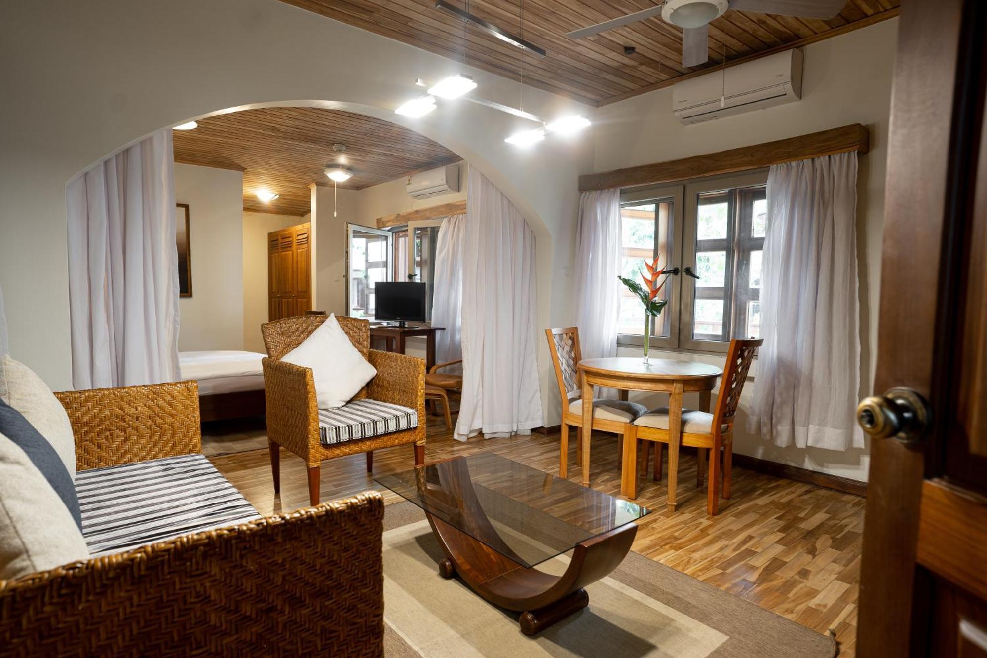 Esther'S Hotel Akra Zewnętrze zdjęcie
